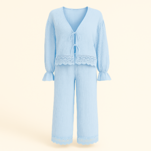 ensemble en gaze de coton bleu ciel avec finitions dentelle