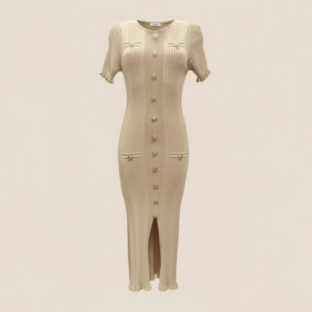 Robe longue en maille boutonnée avec détails élégants